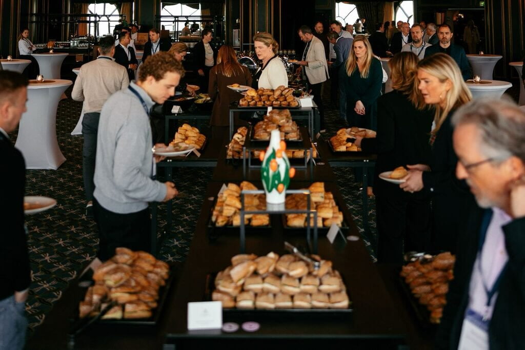 deelnemers bij het buffet tijdens de netwerkborrel