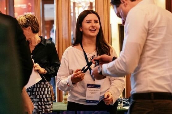 twee deelnemers in gesprek op een SMA-event